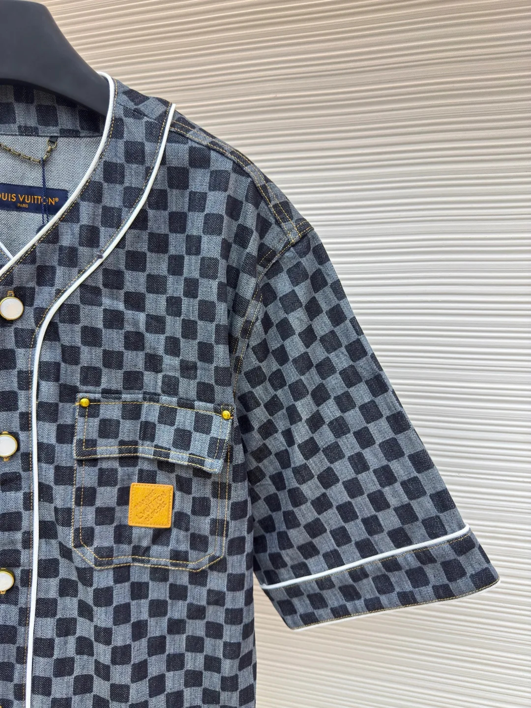LOUIS VUITTON Pocket logo plaid short sleeves ●Authentic product: Purchased and developed by 14755 ●Item number: 1680137-B35 ●Material: denim fabric ●Technology: jacquard production ●Version: fitted version ●Weight: about 675 grams ●Size: S-M-L-XL ●Description: Made of 100% cotton fabric, bringing a soft and skin-friendly wearing experience, with full-length Miniature carefully printed on the surface of the fabric The Der pattern highlights the classic elements of the brand. The designer cleverly uses contrasting edge technology and pearlescent buttons on the front to add exquisite details to the overall look. The chest pocket is topstitched and decorated with rivets, which is both practical and design-rich. Every detail of the shirt has been carefully considered, from the selection of buttons to the processing of stitching, all reflecting consistent exquisite craftsmanship! This shirt perfectly blends leisure and elegance, bringing a unique fashion style to the wearer whether it is a daily match or a casual occasion. The overall wiring is straight and delicate, the fabric is comfortable and soft, and the color is consistent without color difference. It can be matched with the same style to create a fashionable look and control various occasions. Customized accessories, complete with three standards, same style for men and women!
